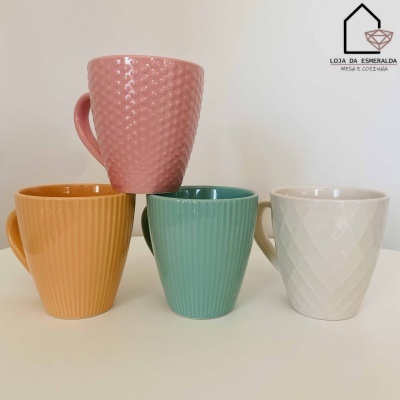 Cinco canecas cerâmicas coloridas com diferentes texturas e padrões, e logótipo da loja no fundo