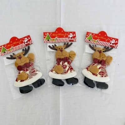 Enfeites de Natal de rena vestidos de vermelho e branco com etiquetas 'Merry Christmas'