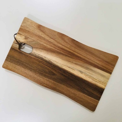Tábua de cortar de madeira com alça e cordão preto