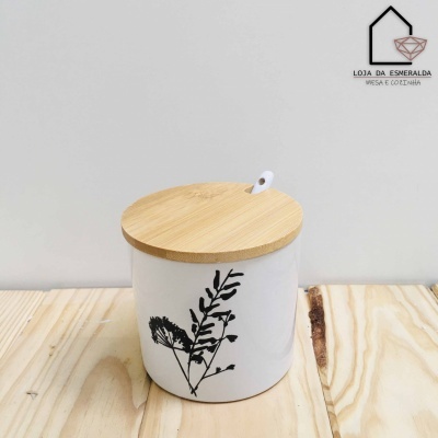 Frasco cerâmico branco com tampa de madeira e desenho de folhas pretas