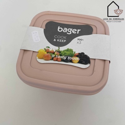 Três caixas de armazenamento quadradas cor rosa claro com tampa e rótulo da marca Bager