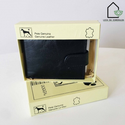 Carteira preta de pele genuína embalada numa caixa creme com texto e ilustração de vaca