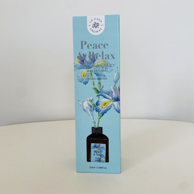 Embalagem azul clara com difusor de aromas e ilustração floral