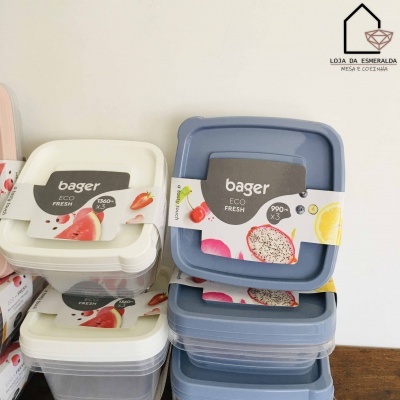 Caixas de armazenamento de plástico com tampas branca e azul e rótulos coloridos