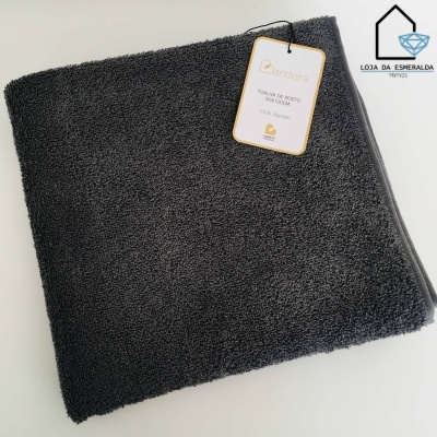 Toalha de rosto cinza escuro com etiqueta e logotipo Loja da Esmeralda