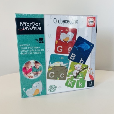 Caixa do jogo educativo O abecedário para crianças com cartas ilustradas e texto em português.