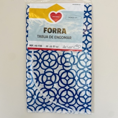 Forra para tábua de engomar com padrão azul e branco embalada em plástico.