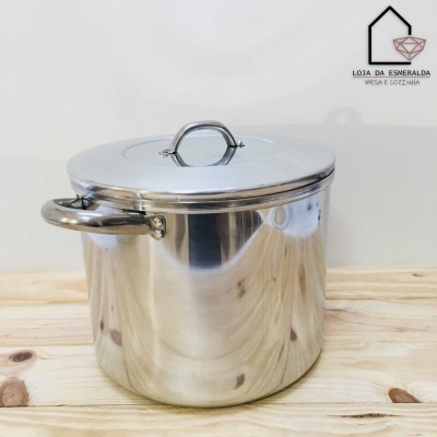 Panela de aço inoxidável com tampa sobre superfície de madeira clara