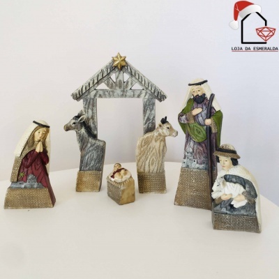 Conjunto de figuras de presépio em madeira pintada e tecido com estábulo