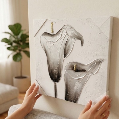 Quadro decorativo com flores em relevo cinza e branco com detalhes dourados