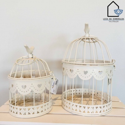 Duas gaiolas decorativas brancas em metal com padrões de corações