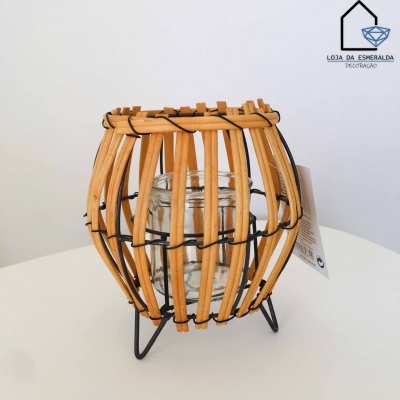 Luminária decorativa de madeira e metal com vidro, sobre superfície branca