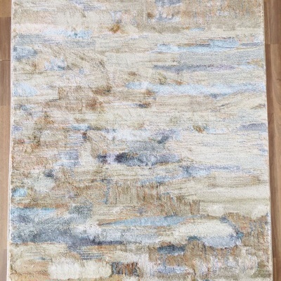 Tapete retangular abstrato bege azul cinza castanho com textura aveludada em chão de madeira