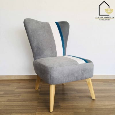Cadeira cinzenta estofada com faixas coloridas e pernas em madeira clara