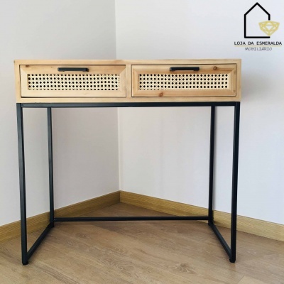 Mesa de apoio com tampo de madeira clara e gavetas com rattan perfurado, estrutura metálica preta