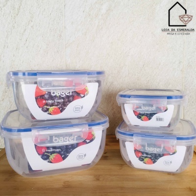 Conjunto de recipientes de plástico transparentes com tampas azuis e etiquetas com frutas e texto bager