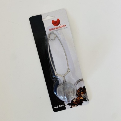 Infusor de chá metálico com malha fina em embalagem preta e branca.