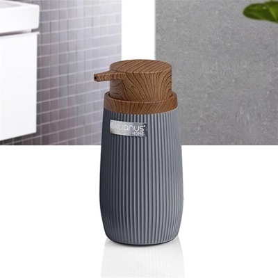 Dispenser de sabão cinza com doseador em madeira e etiqueta metálica