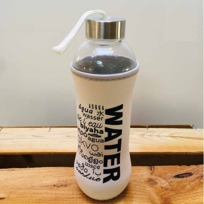 Garrafa de água com capa branca estampada com palavras relacionadas à água
