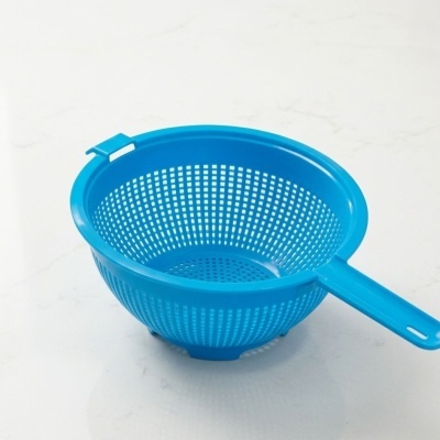 Escorredor de plástico azul com alça e várias aberturas