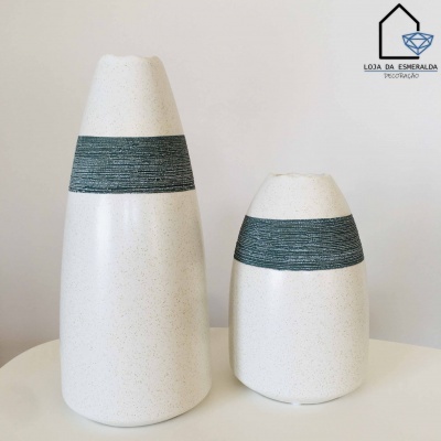 Conjunto de vasos decorativos cerâmicos brancos com faixa azul escura e textura texturizada.