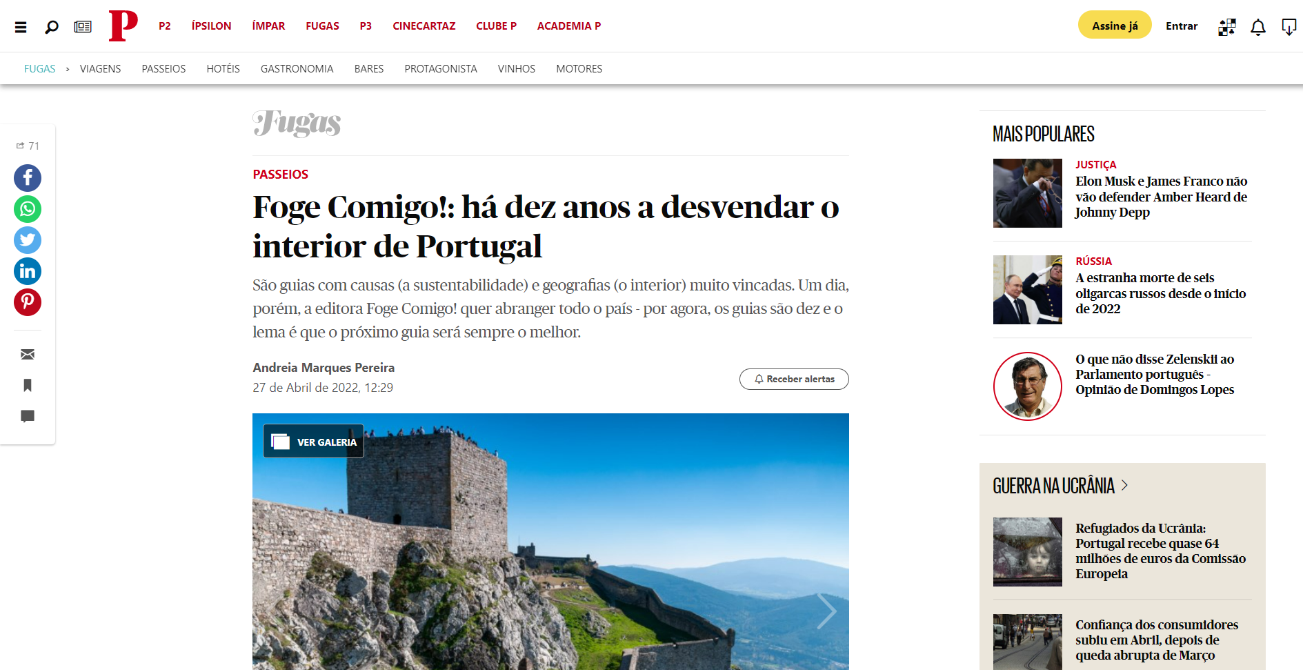 Paisagem com castelo antigo e vista para o mar azul