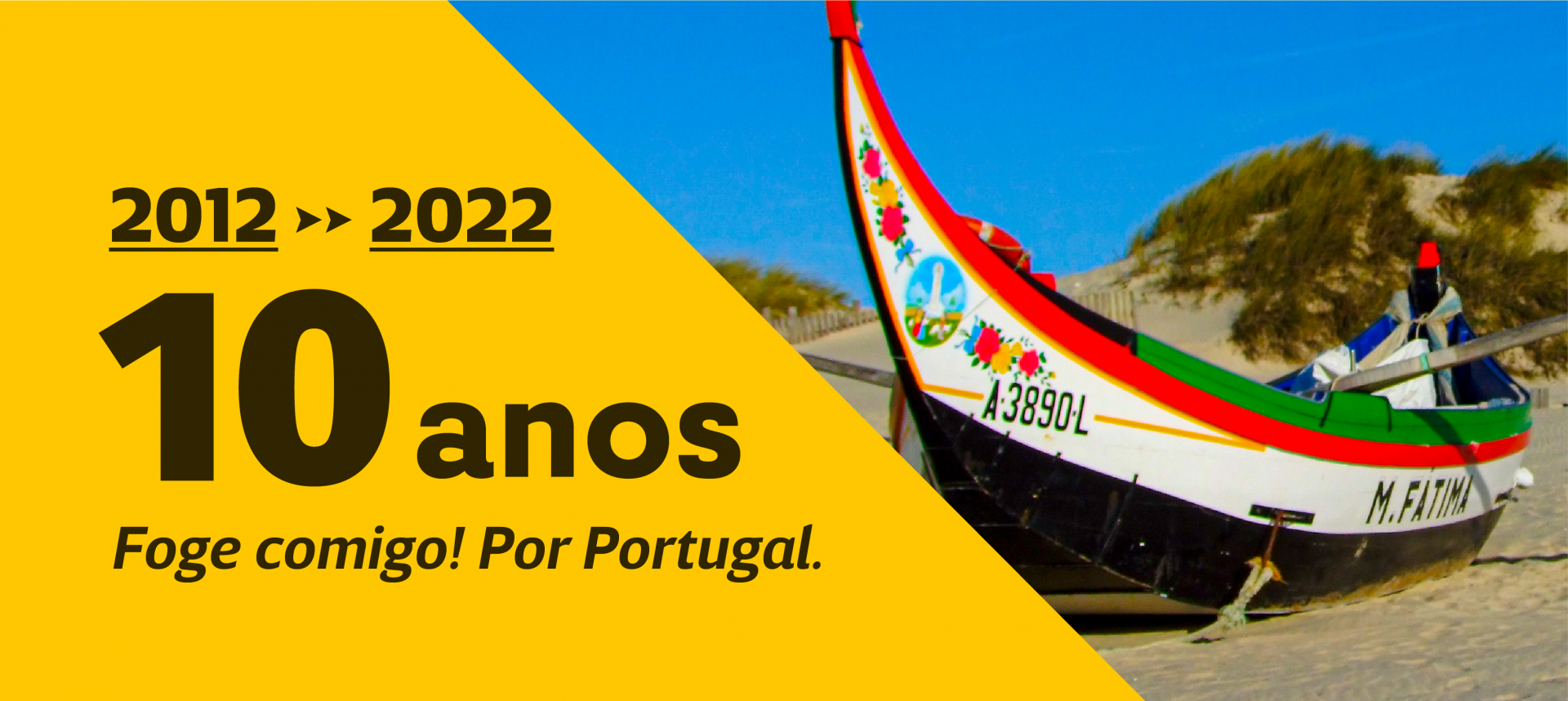 Barco tradicional colorido na praia com texto em fundo amarelo comemorando 10 anos