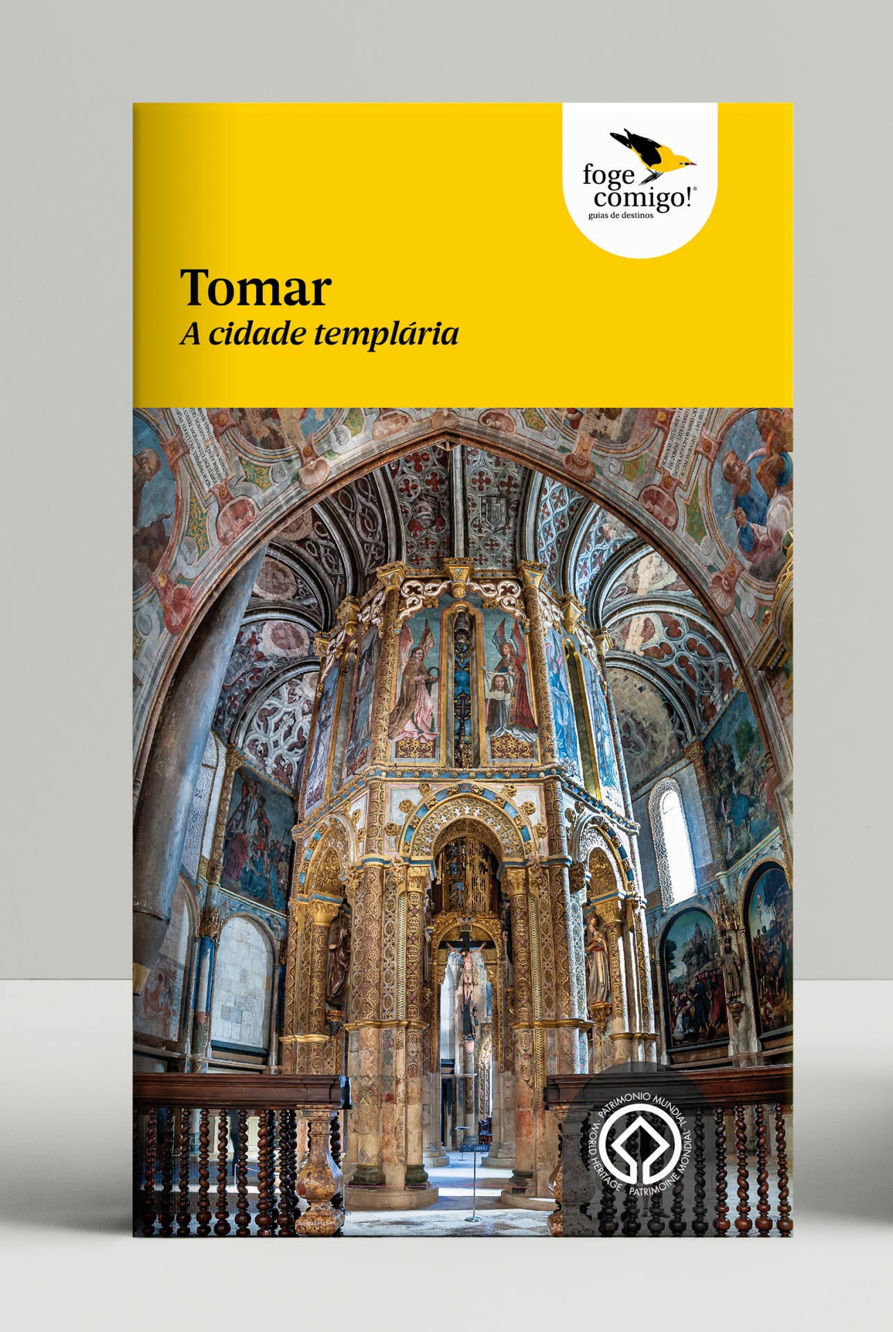 Brochura com foto de interior de igreja templária decorada