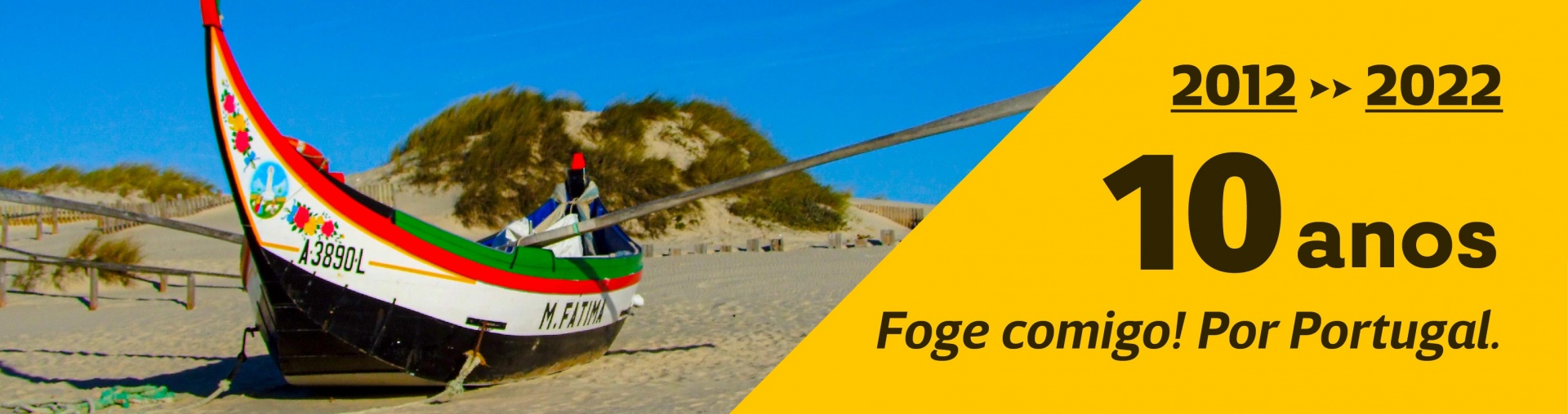 Barco tradicional colorido numa praia de areia e dunas com texto comemorativo de 10 anos em amarelo