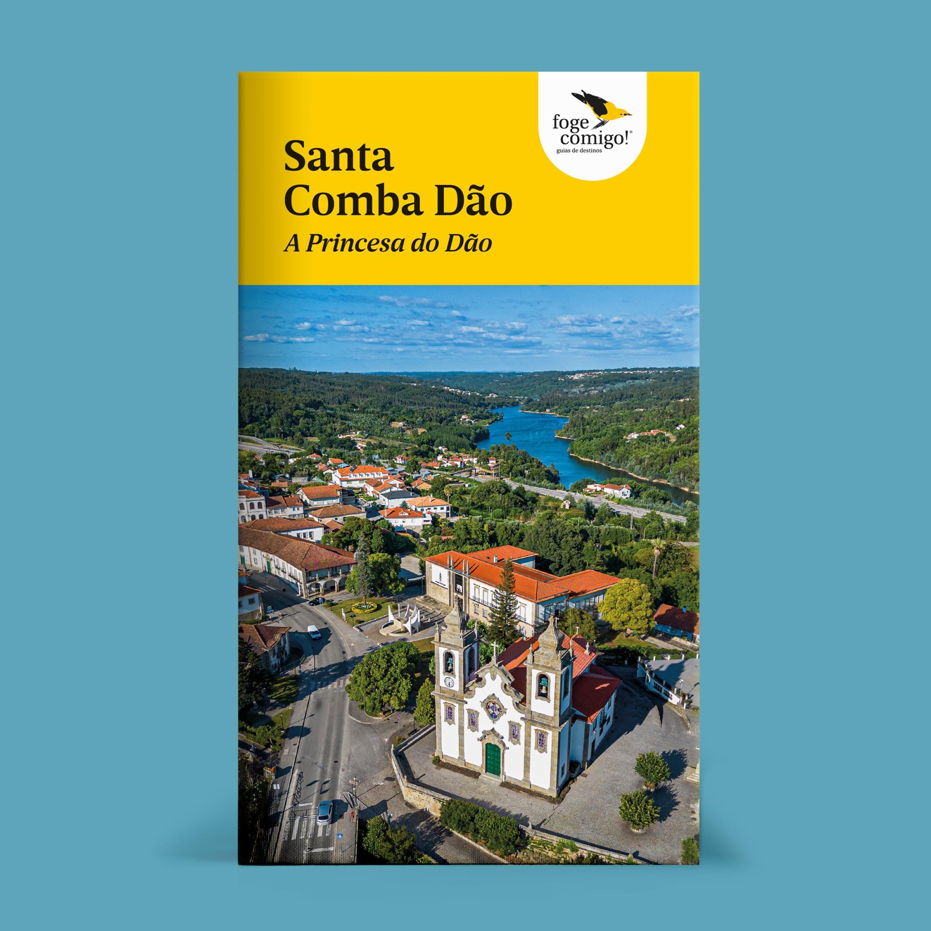 Embalagem amarela com texto sobre Santa Comba Dão e foto aérea de vila e igreja com azulejos
