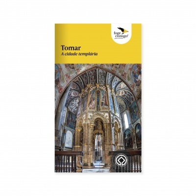 Folheto turístico de Tomar com fotografia de interior histórico detalhado e amarelo no topo