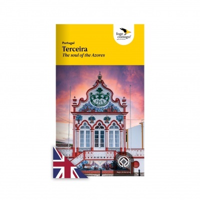 Folheto turístico com casa tradicional azulejada e texto sobre Terceira Açores