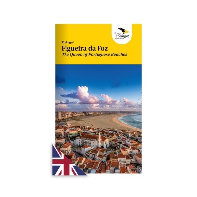 Cartaz turístico de Figueira da Foz com vista aérea da praia e cidade, texto em inglês e bandeira do Reino Unido