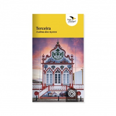 Livro com capa ilustrada mostrando arquitetura tradicional da Terceira, Açores