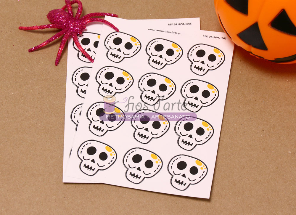 Cartões com caveiras desenhadas, aranha rosa de glitter e abóbora de Halloween laranja