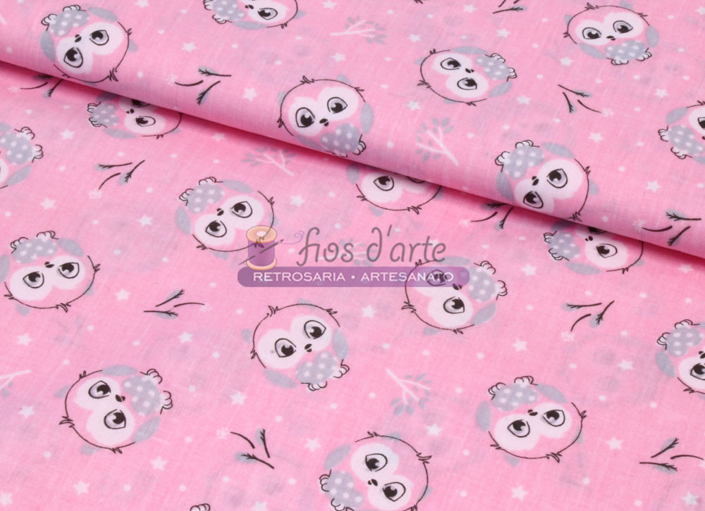 Tecido rosa com padrão de corujas cinzentas e brancas desenhadas
