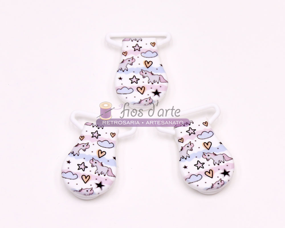 prendedores de chupeta com padrão de unicórnios e estrelas coloridas