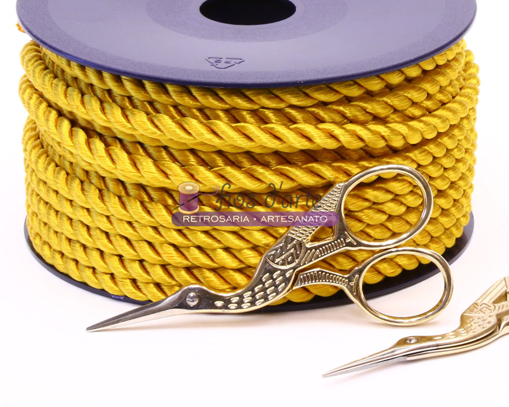Tesoura Vintage Cegonha (Ideas) - dourada Rolo de corda amarela com etiqueta e duas tesouras douradas