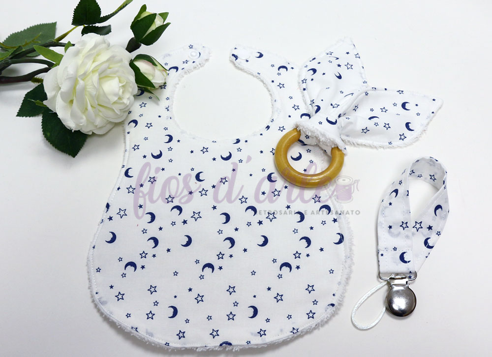 Conjunto de 3 peças para bebé - branco com estrelas e luas azul marinho (Fios d'arte) Conjunto bebé babete, mordedor e prendedor de chupeta branco com padrão de estrelas e luas azuis