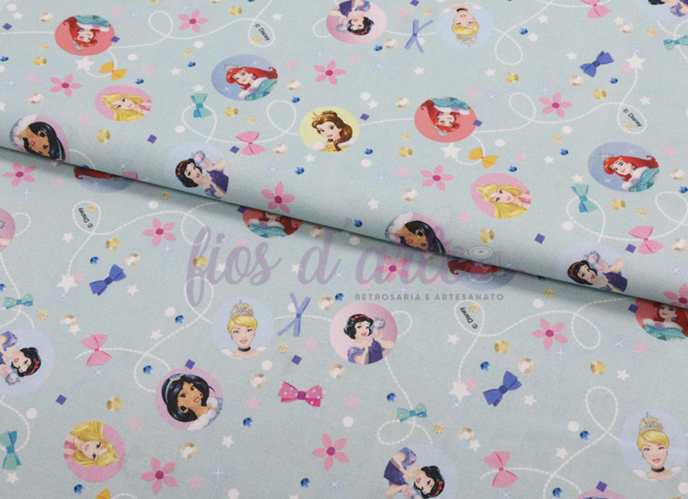 Tecido Princesas da Disney tecido azul claro com princesas da Disney e decoração colorida