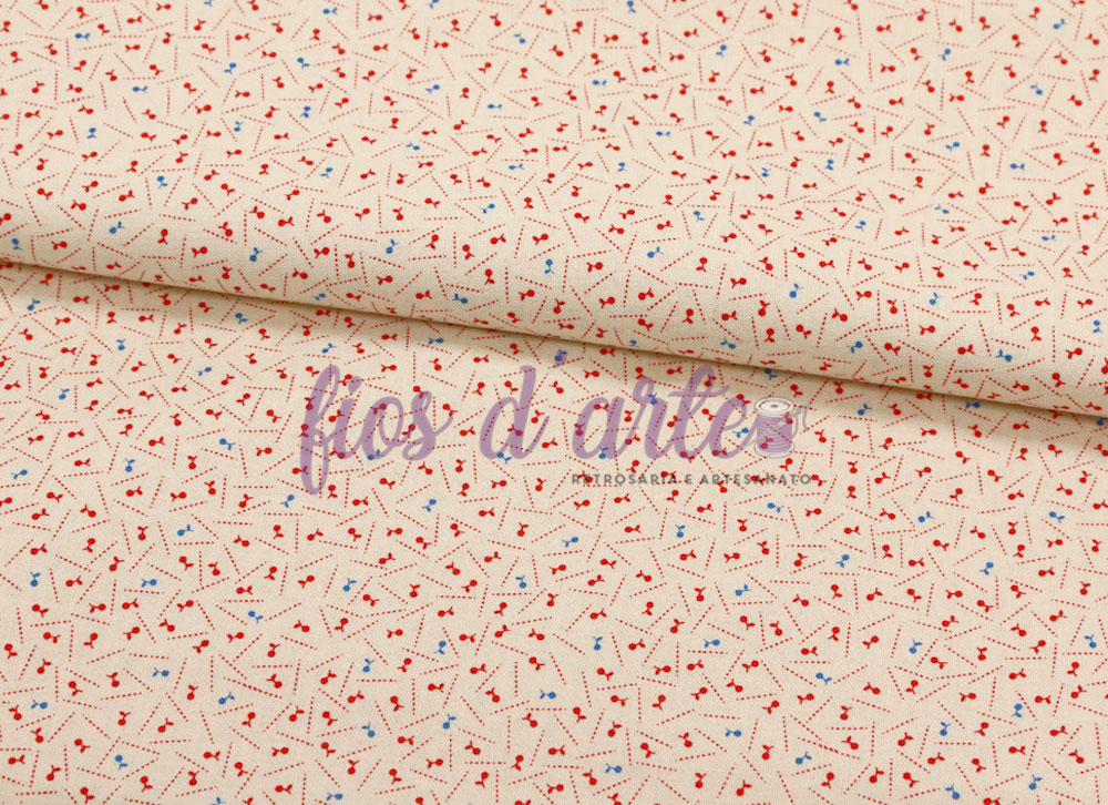 tecido creme com padrão de corações vermelhos e azuis e linhas finas formando losangos