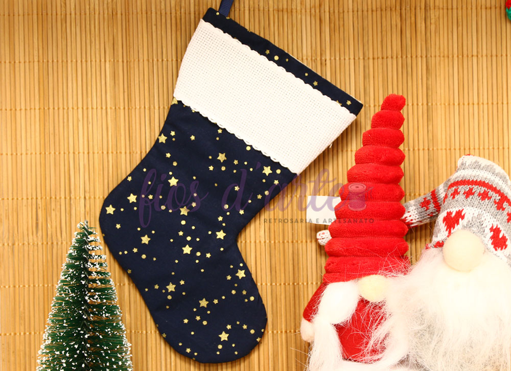 Bota/ Meia de Natal para bordar ponto cruz #09 (Fios d'arte) Meia de Natal azul com estrelas douradas e punho branco junto a gnomos e árvore de Natal