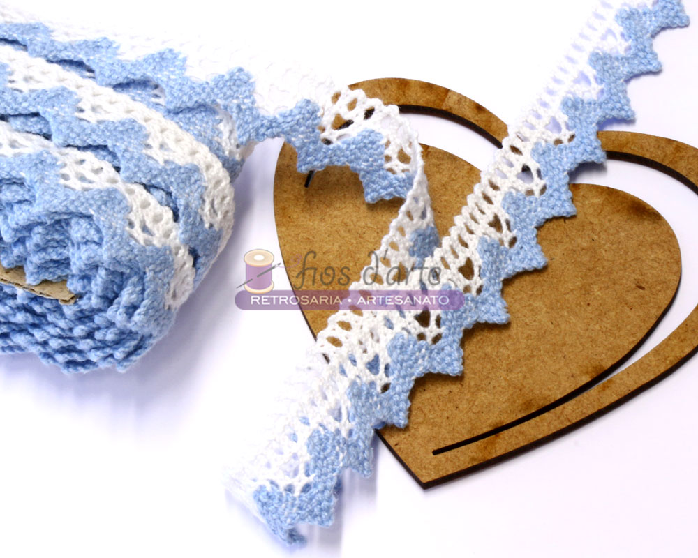Fita de renda azul e branca em suporte de coração de madeira