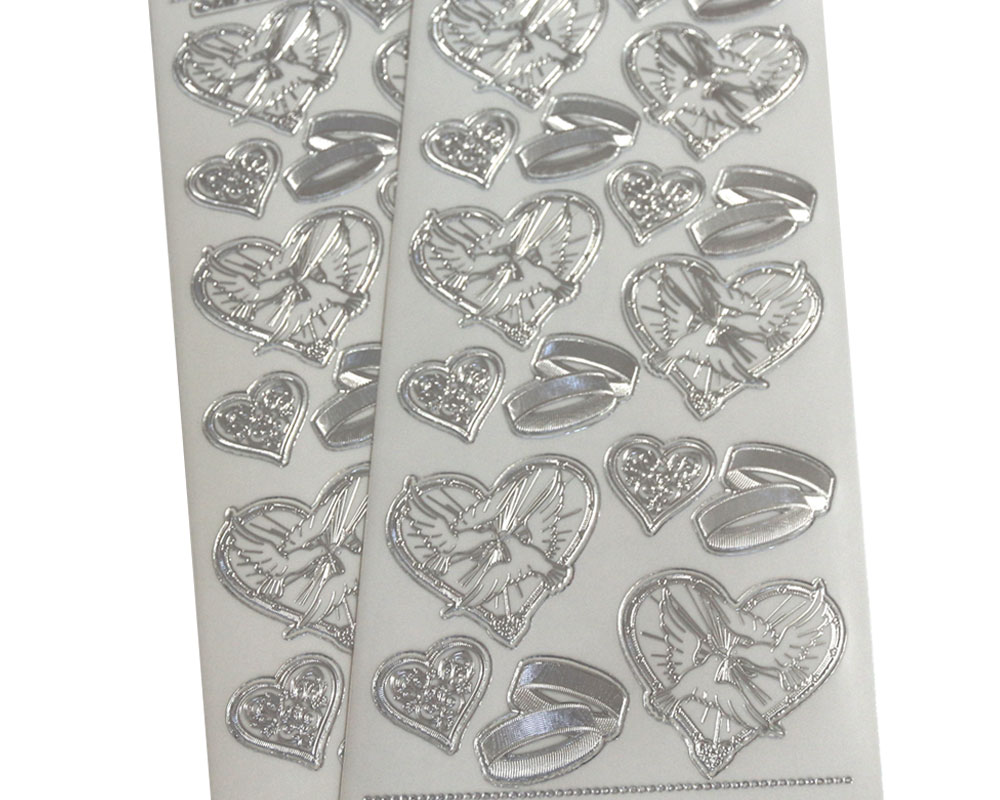 Autocolantes prateados em forma de corações e alianças com pombas