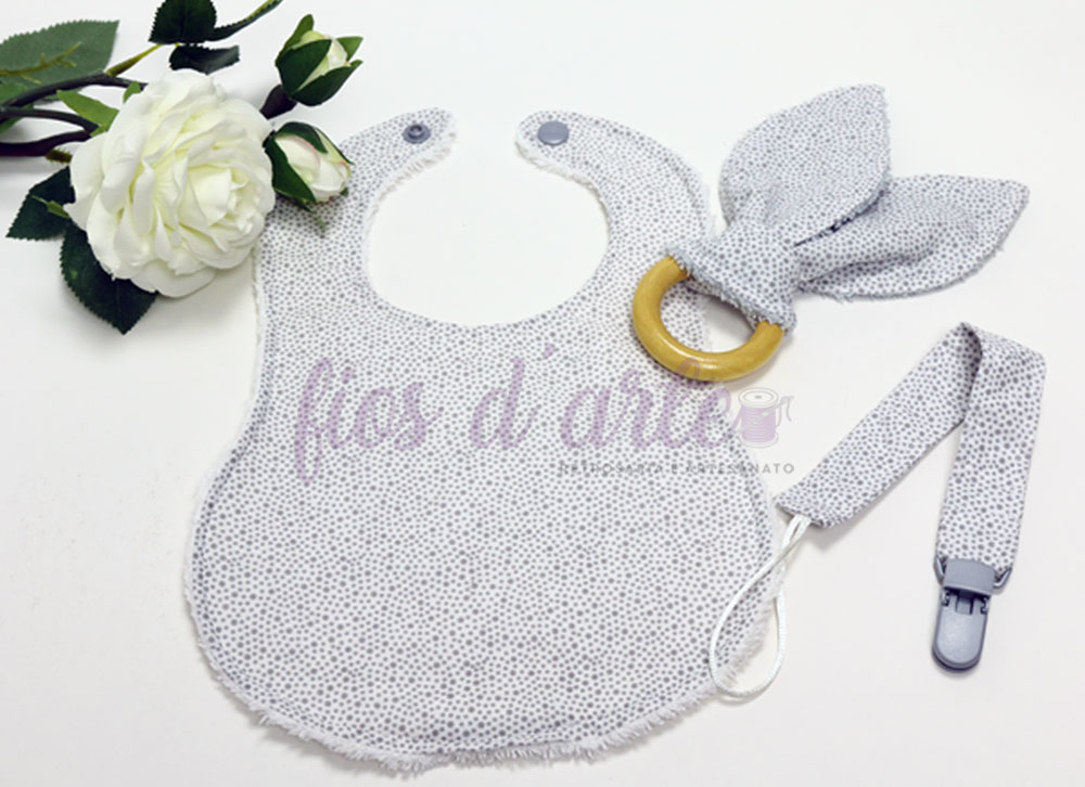Conjunto de 3 peças para bebé - branco com pintinhas brancas (Fios d'arte) Conjunto de babete, argola de madeira com tecido e prendido para chupeta com padrão pontilhado cinzento