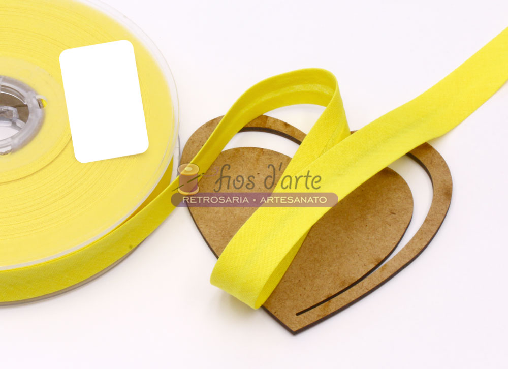 Fita viés lisa (18mm) Rolo de fita amarela com forma de coração em madeira e fundo branco