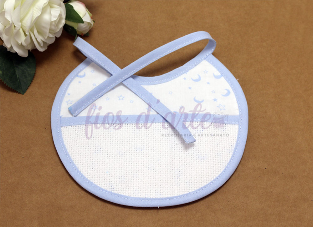 Babete redonda com turco para bordar ponto cruz - Estrelas e Luas (Fios d'arte) Babete redondo branco com borda azul clara e gotas de água azuis