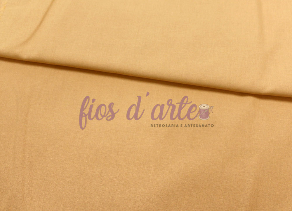 Tecido bege claro com texto impresso 'fios d'arte' e 'RETROSARIA E ARTESANATO'