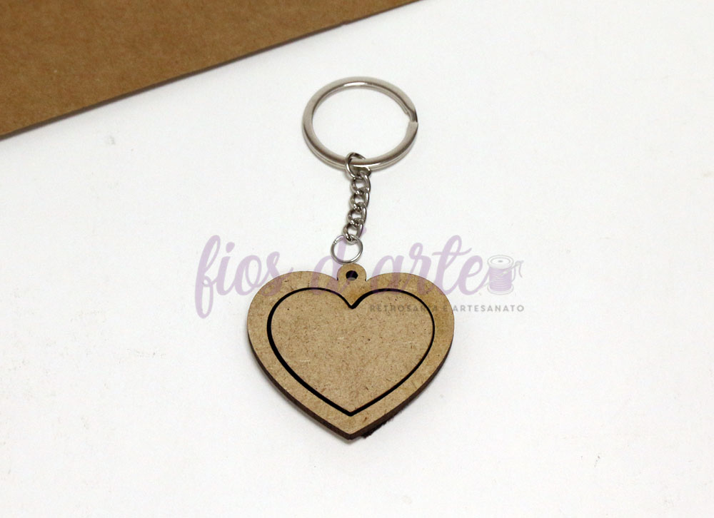 Mini Bastidor coração em formato porta-chaves (4,5x5cms) Porta-chaves em forma de coração feito de madeira com argola metálica