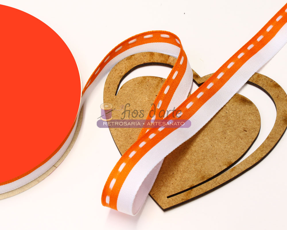 Fita com pesponto (16mm) - laranja/branco Fita decorativa laranja com costura branca sobre forma de coração em madeira